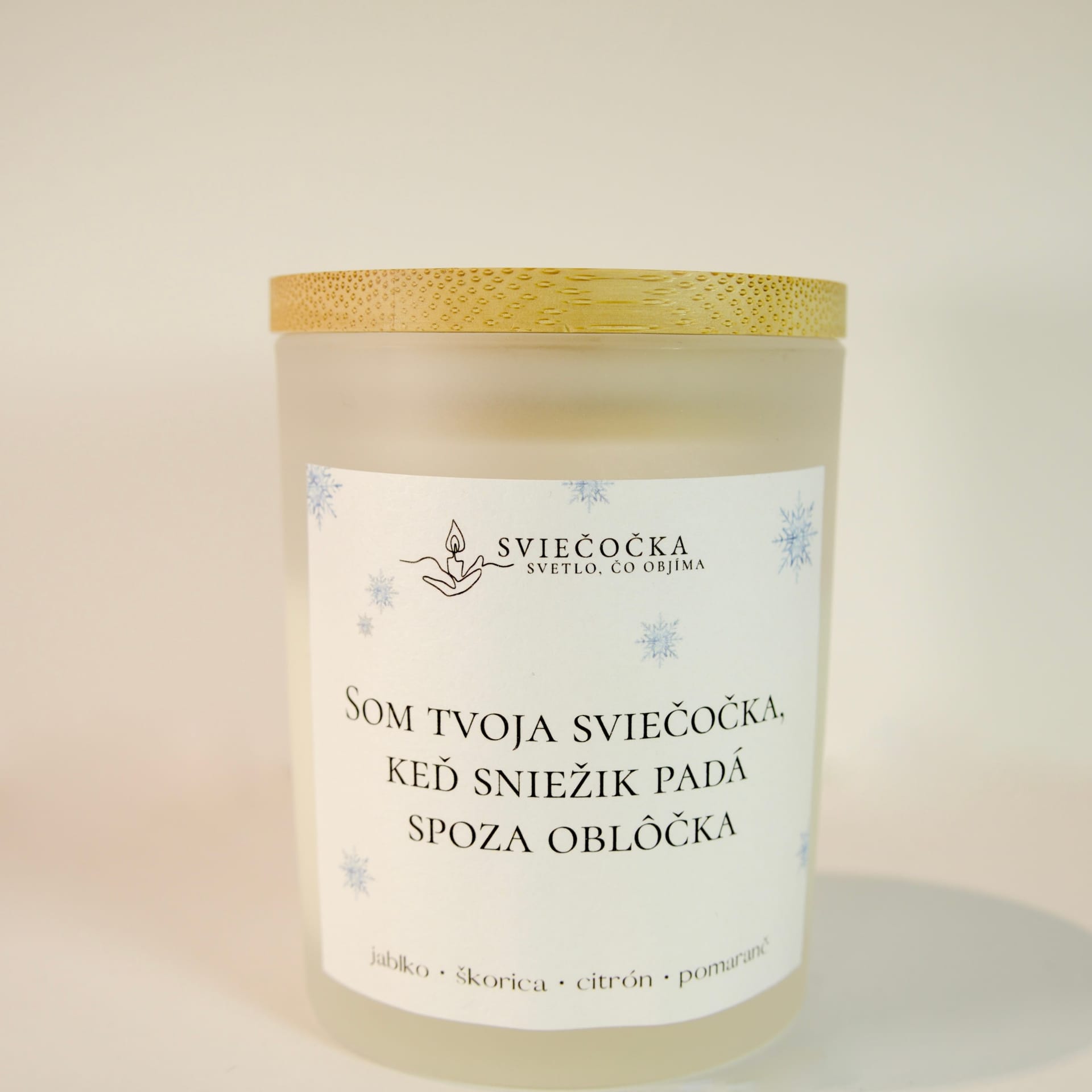 Sniežik - jablko · škorica · citrón · pomaranč - ručne vyrábaná sójová sviečka